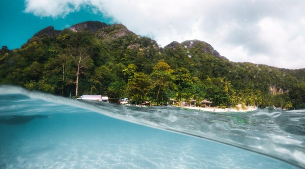 bay_beach_blue_water_2499791.jpg